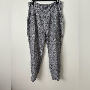 Old Navy Black, White, and Gray Animal Print Powersoft Women’s Joggers in XL